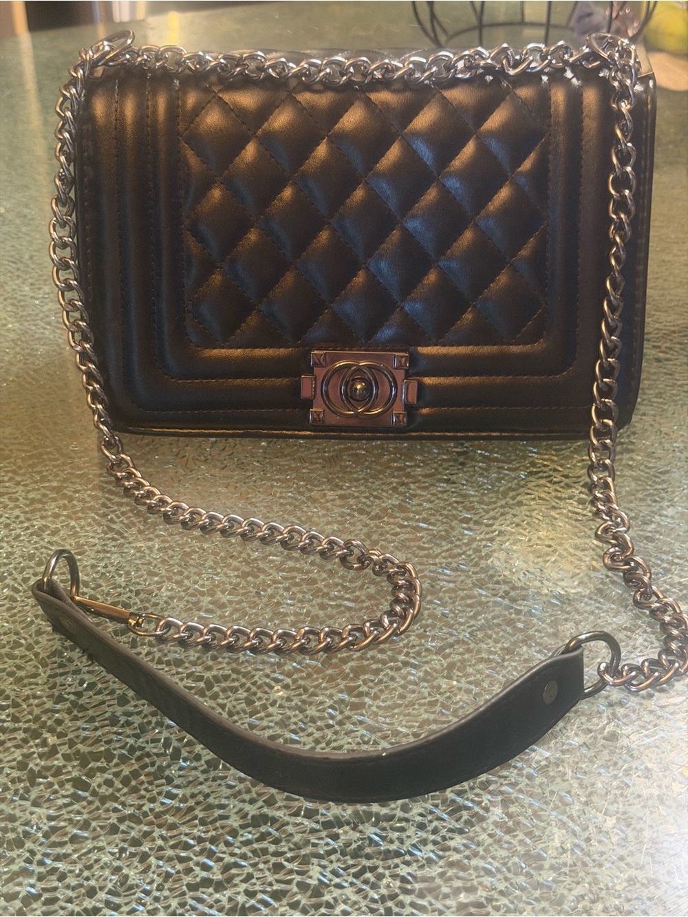 Beautiful, very classic handbag with chain and leather straps. ❤️ - Picture 2 of 5